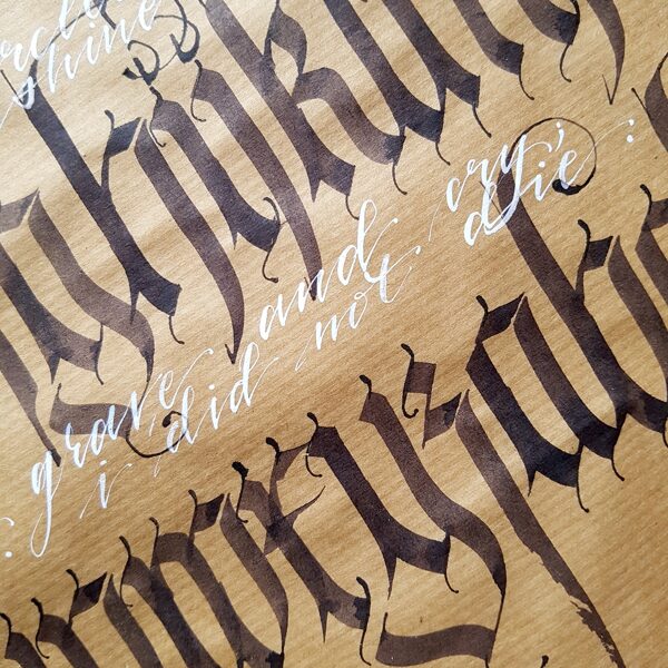 Auch Kraft-Packpapier eignet sich zum Beschriften - oder zumindest zum Üben