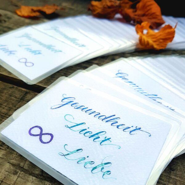 Jede Karte einzeln von Hand geschrieben und laminiert - Auftrag für ein Kundengeschenk