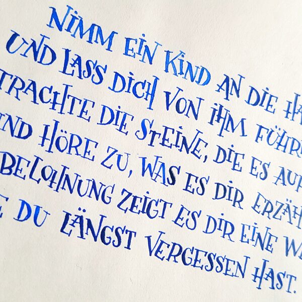 Spruch in unkonventioneller, aber passend verspielter Schrift