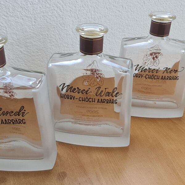 Flaschenbeschriftungs-Auftrag. Der wertvolle Grappa wurde danach wieder eingefüllt ;)