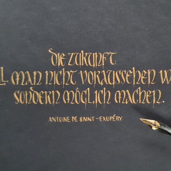 Unziale, mit Spitzfeder und Goldtinte auf schwarzem Papier geschrieben