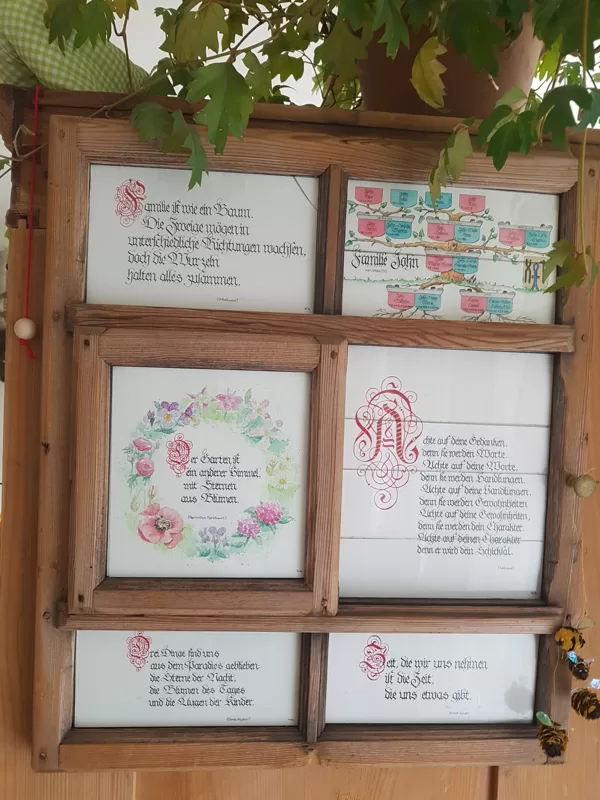 Altes Fenster als Rahmen für Kalligraphie-Arbeiten (s. Beitrag unter Neues & Vergangenes)