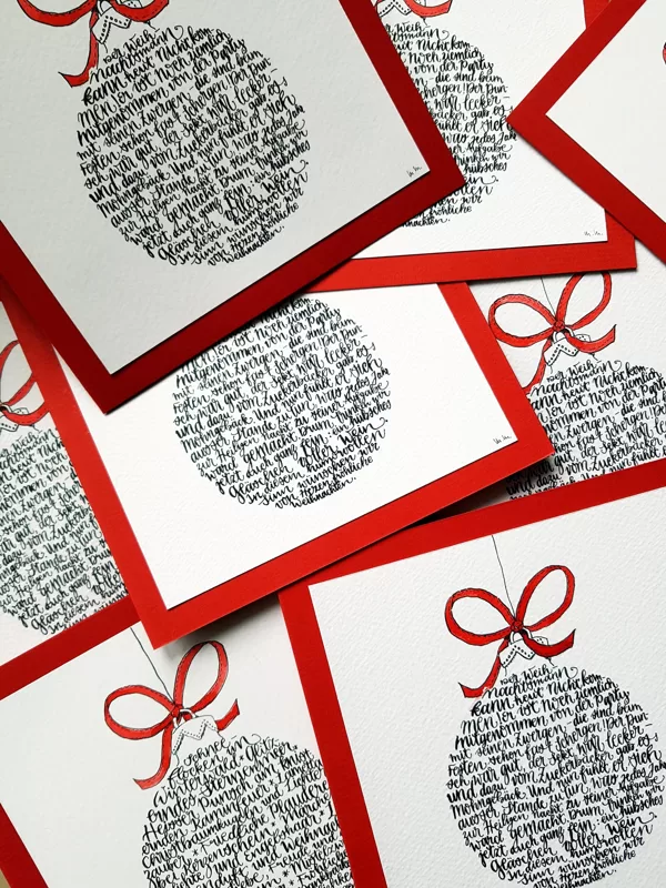 Weihnachtskugeln aus Buchstaben