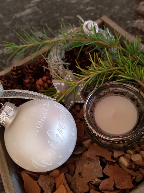 Beschriftete Weihnachtskugel aus Glas