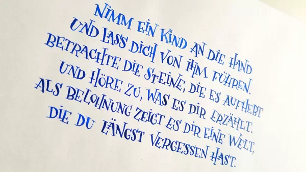 Tiefgründiger Spruch in verspielter Schrift